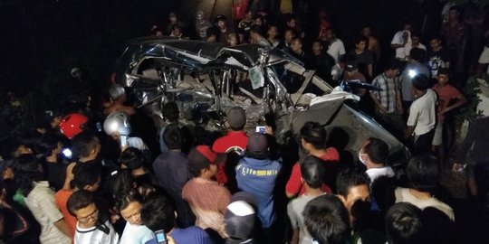 Terobos perlintasan, Kijang Innova ditabrak KA tewaskan 4 penumpang