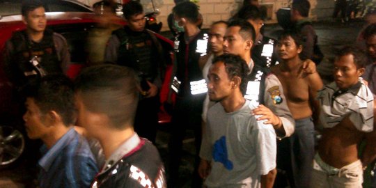 200 Polisi gerebek kampung narkoba di Surabaya