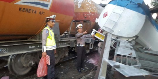 Truk tangki terseret 10 meter diseruduk kereta api muatan CPO