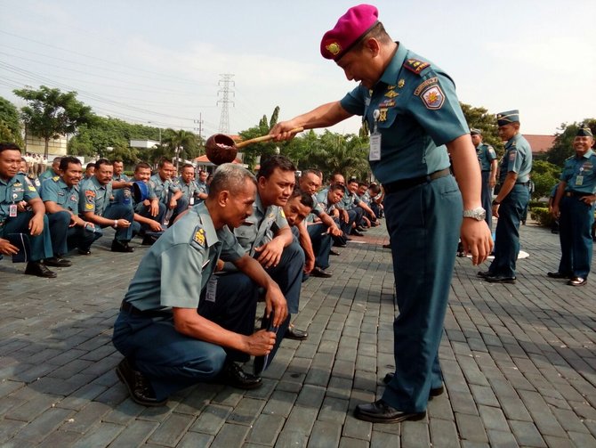 Naik Pangkat 111 Bintara Dan Tamtama Lantamal V Diguyur Air Kembang Merdeka Com