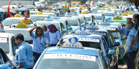 Demo ricuh tolak angkutan aplikasi, 14 taksi diamankan polisi