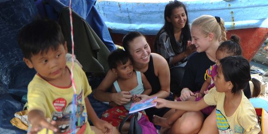 Bule cantik asal Denmark kunjungi korban gusuran Pasar Ikan