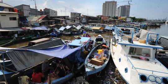 Meratapi korban gusuran Pasar Ikan tetap bertahan di perahu