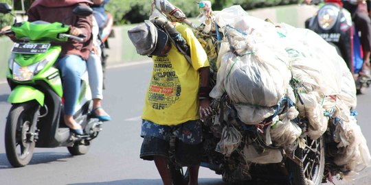 Cerita Sujono puluhan tahun tarik gerobak keliling Kota Malang