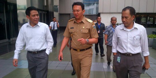 Disebut gubernur luar biasa, Ahok ditantang naikkan setoran pajak