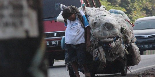 Potret Pak Su puluhan tahun tarik gerobak keliling Kota Malang