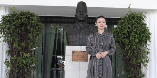 Gara-gara Bebek Nungging, Zaskia Gotik diberi buku Pancasila