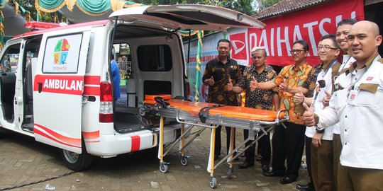 Daihatsu gelar Gebyar Kesehatan dan Donasi Ambulans di Karawang