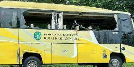 Bus Pemkab Kutai Kartanegara membawa penari terguling, 1 orang tewas