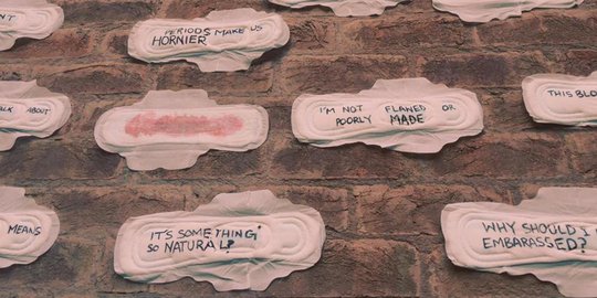 Mahasiswi Pakistan tempeli dinding kampus dengan pembalut