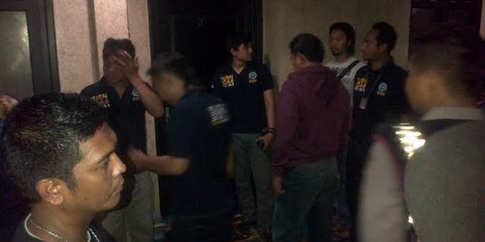 Kosan digerebek, seks toy ditemukan & 7 penghuni positif narkoba