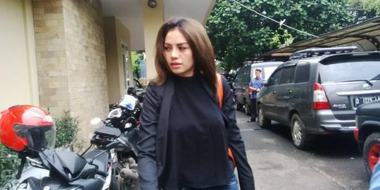 Santainya Nikita Mirza melenggang ke kantor polisi tak berbra