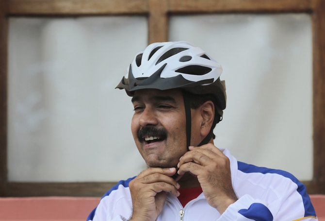 presiden venezuela nicolas maduro naik sepeda