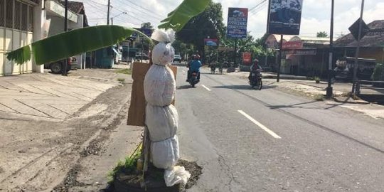 Jengkel, warga Sukoharjo tanam pocong di jalan berlubang