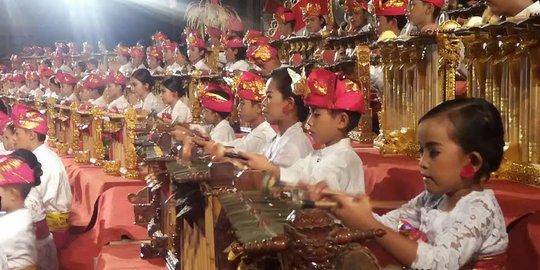 150 Anak di Bali tabuh Gender Wayang bersama-sama