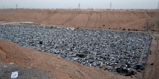 Melihat penampungan mobil sitaan polisi Arab Saudi di gurun pasir