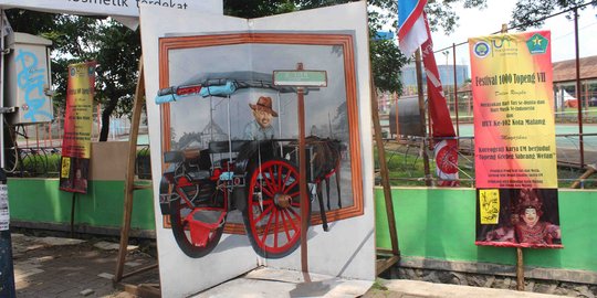 Malang punya banyak objek selfie, seperti Superman menarik becak