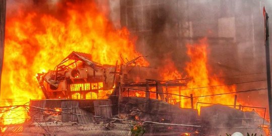 Bangunan terbakar di Jalan Prof Satrio, lalu lintas macet parah