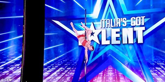 Nenek 70 tahun ini bikin Italia geger dengan keahlian pole dance