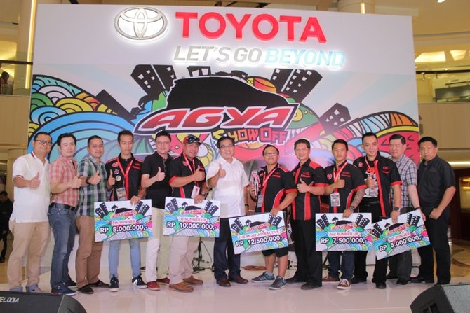 pemenang agya show off bersama perwakilan tam dan auto2000