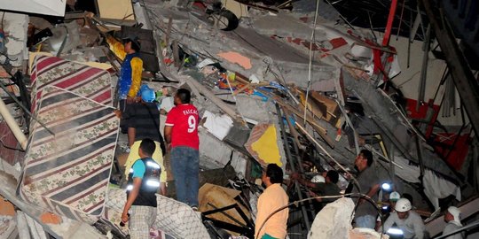 kabur usai ekuador diguncang gempa 78 skala richter rev1