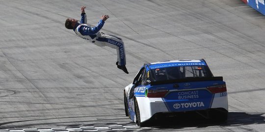 Aksi Carl Edwards salto dari mobil rayakan juara NASCAR