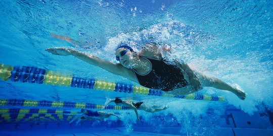 Latih kakimu berenang gaya bebas dengan cara ini merdeka com