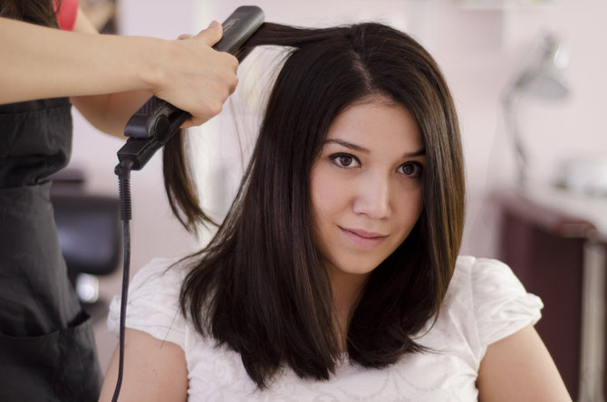 ubah gaya rambut dengan cara meluruskan rambut ikal