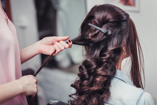 ubah gaya rambut dengan cara meluruskan rambut ikal