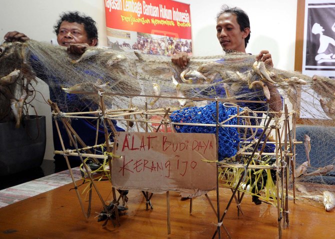 nelayan dan hasil tangkapan di teluk jakarta