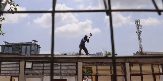 Jelang penggusuran, warga Pulomas inisiatif bongkar rumah sendiri