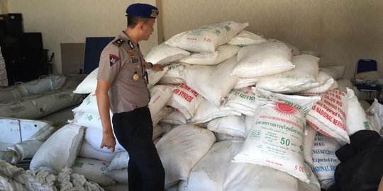 Ratusan ton gula dan pupuk ilegal diamankan dari kapal Vietnam