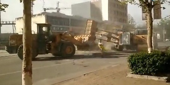 Buruh rebutan proyek, buldozer vs eskavator bentrok di jalanan