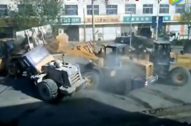 tawuran buldozer vs eskavator di china