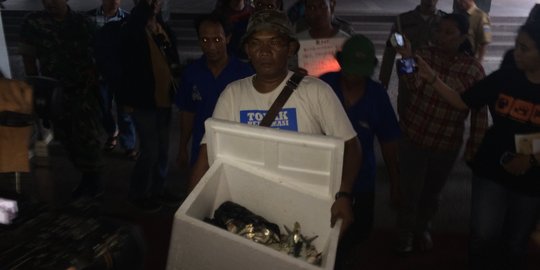 Cari Ahok di Balai Kota, nelayan bawa dua boks ikan sebagai bukti