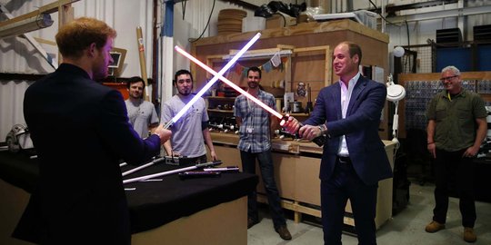 Pangeran William dan Harry kunjungi studio pembuatan film Star Wars