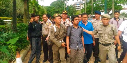 Menyusup masuk Balai Kota, 3 mahasiswa dipaksa keluar polisi