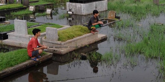 Banjir 'sulap' TPU Tanah Kusir jadi arena memancing