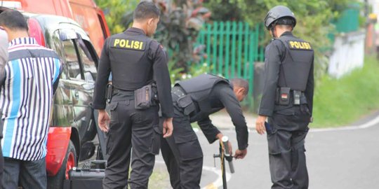 Secara kasat mata bentuk bungkusan memang mirip bom