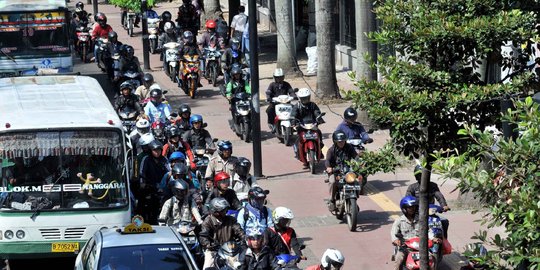 Para pemberani adang pemotor arogan di jalan