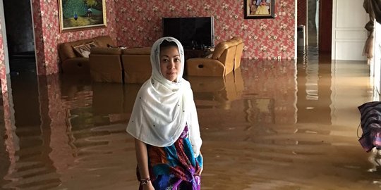 Rumah wanita emas di Kemang Utara direndam banjir