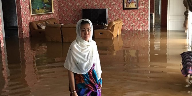 Rumah wanita emas di Kemang Utara direndam banjir 