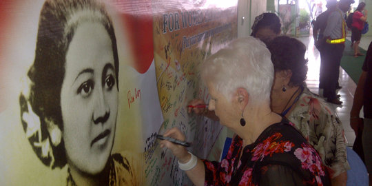 Peringati hari Kartini, aktivis perempuan di Makassar bagi-bagi buku