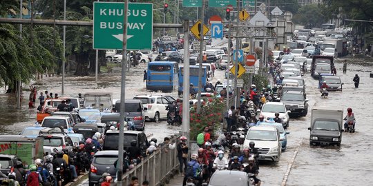 Di kepung banjir, kawasan Gunung Sahari macet parah