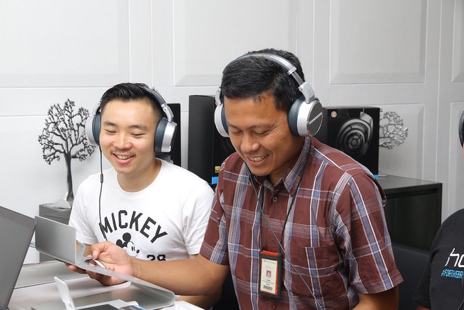 pengunjung sennheiser sound forum bersama menguji kualitas suara hd 630vb melalui sennheiser experience