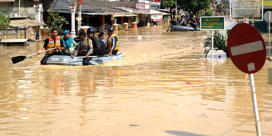 Banjir di Bekasi capai 4 meter, ratusan warga terjebak di rumah