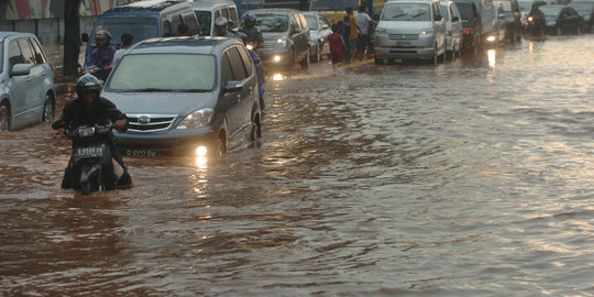 Sepekan Sungai Citarik meluap, jalan raya Cicalengka tertutup lumpur