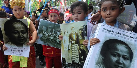 Keceriaan anak-anak jalanan berpakaian adat rayakan Hari Kartini