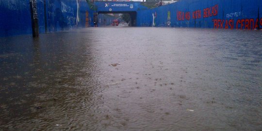 Makin parah, banjir di Bekasi setinggi tiang listrik