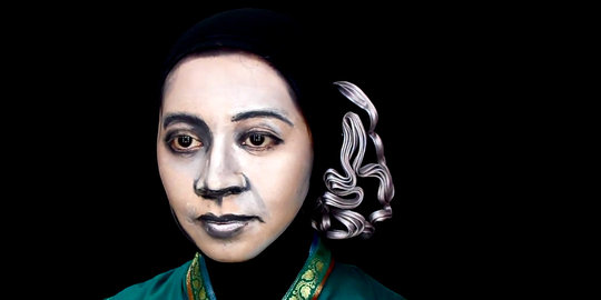 Saat seniman make up karakter mengubah wajahnya semirip RA Kartini